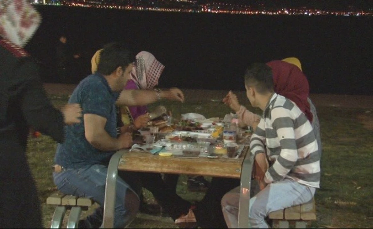 İzmirliler, Büyük Depremin Ardından Deniz Kenarında Sabahladı