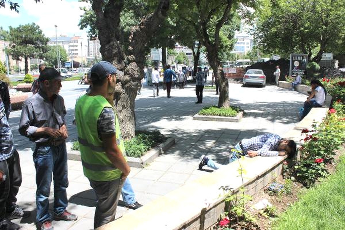 Dha Yurt - Kayseri Cumhuriyet Meydanı\'nda Bonzai Dramı