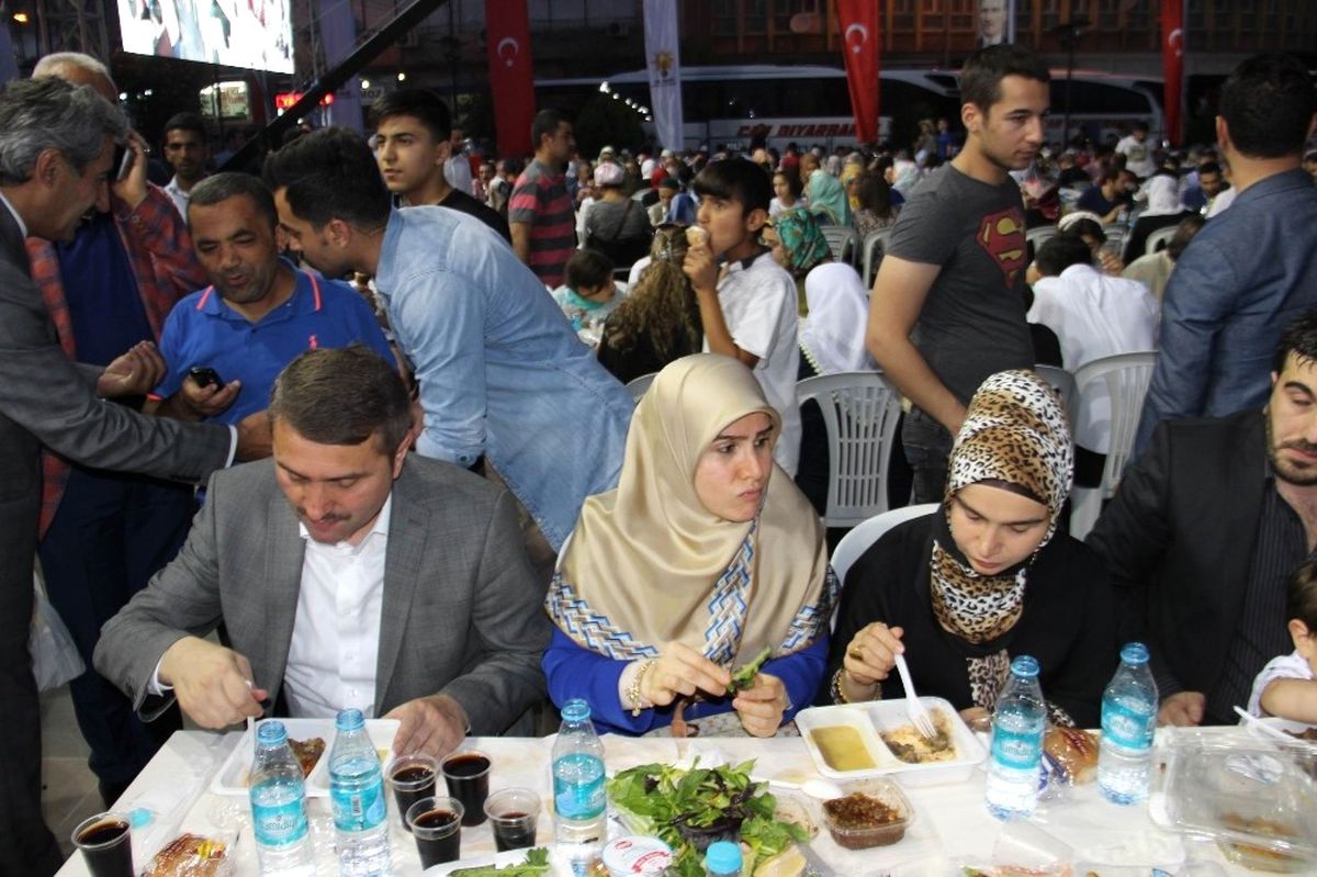 Diyarbakır\'da Binlerce Kişi Kardeşlik Sofrasında Buluştu