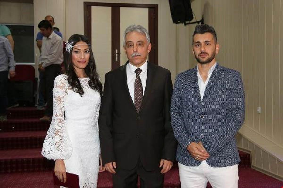 Hakkari Valisi Toprak Öğretmenlerin Nikah Şahitliğini Yaptı