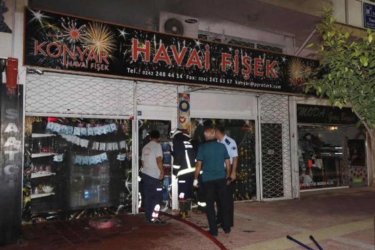 Havai Fişek Deposundaki Yangın Paniğe Neden Oldu