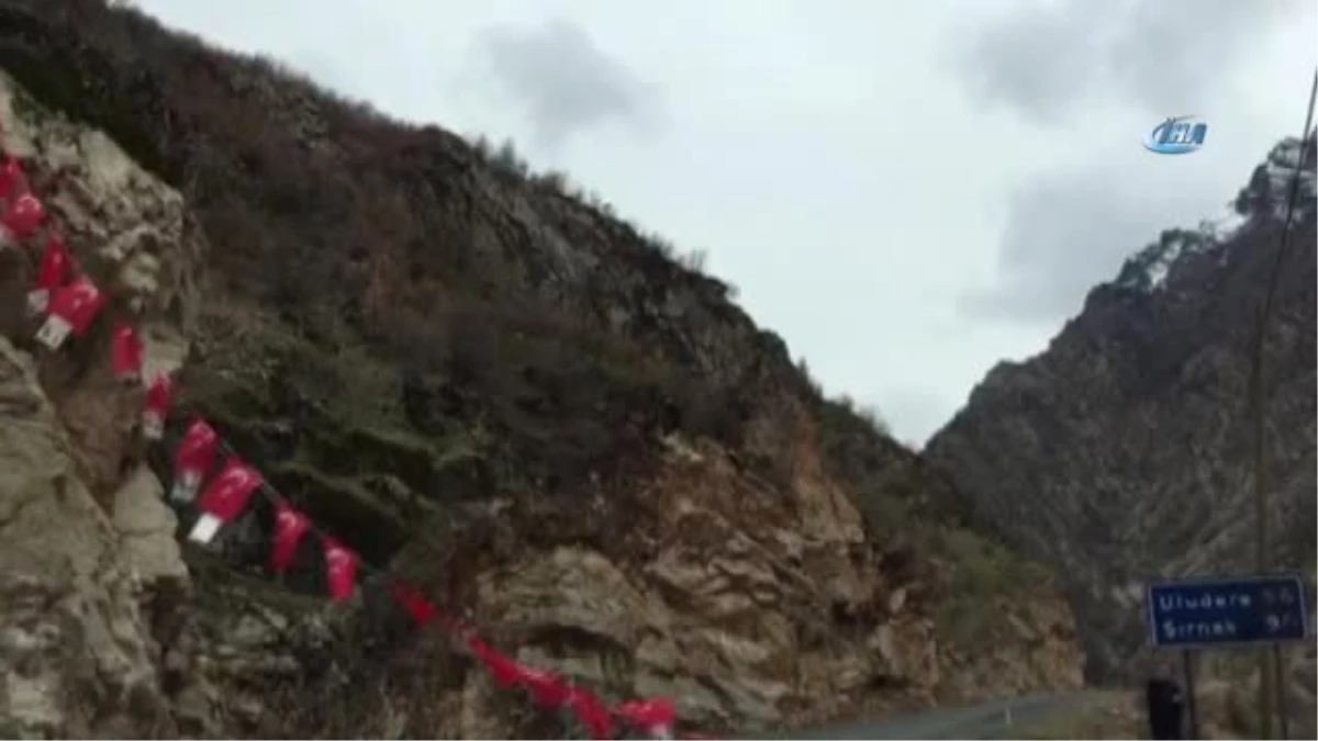 Helikopter Kazasında Şehit Düşen 13 Asker İçin Kato Dağı\'na Çıkıp Türk Bayrağı Astı