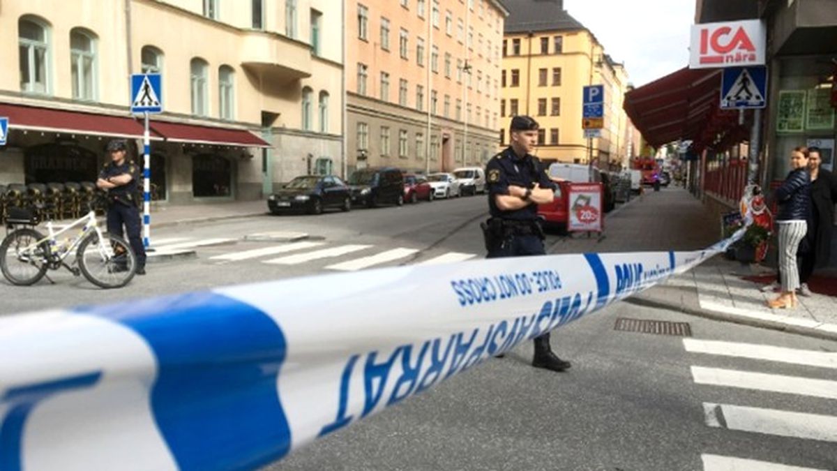 İsveç'nin Başkenti Stockholm'de Kamyonet Yayaların Üzerine Daldı