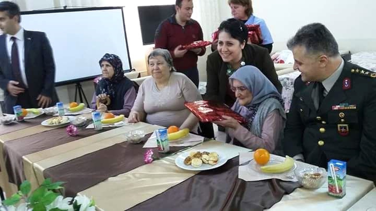 Jandarmadan Huzurevi Sakinlerine Ziyaret