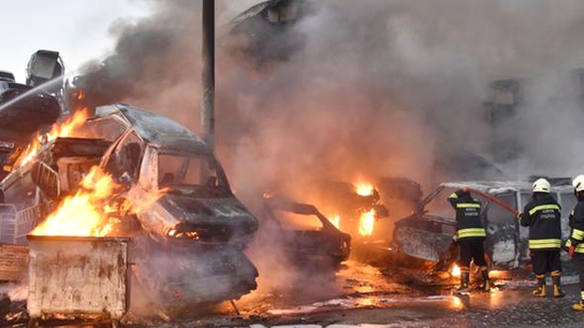 Elektrik Tesisatından Çıkan Yangında 10 Araç Kül Oldu