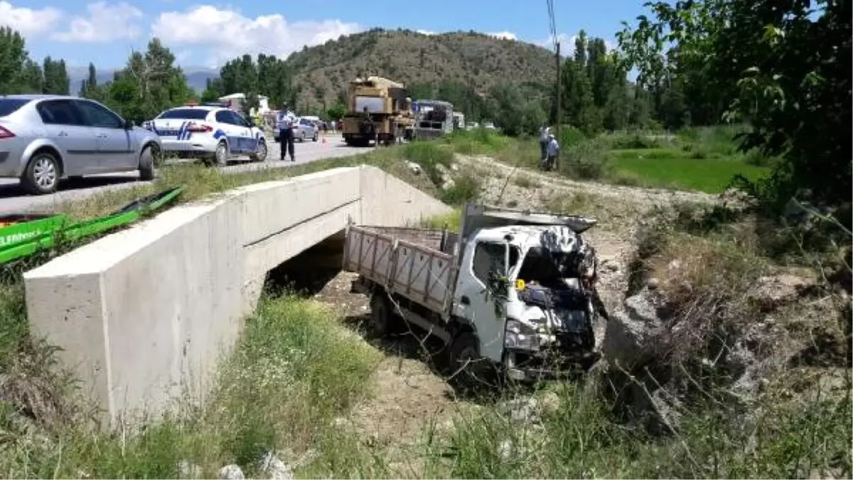 Köprüden Uçan Kamyonette 2 Ölü