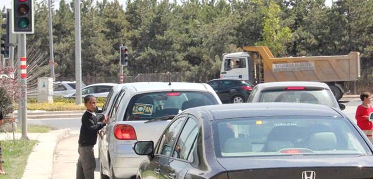 Mendil Satan Çocukların, D-100 Karayolundaki Tehlikeli Yürüyüşü