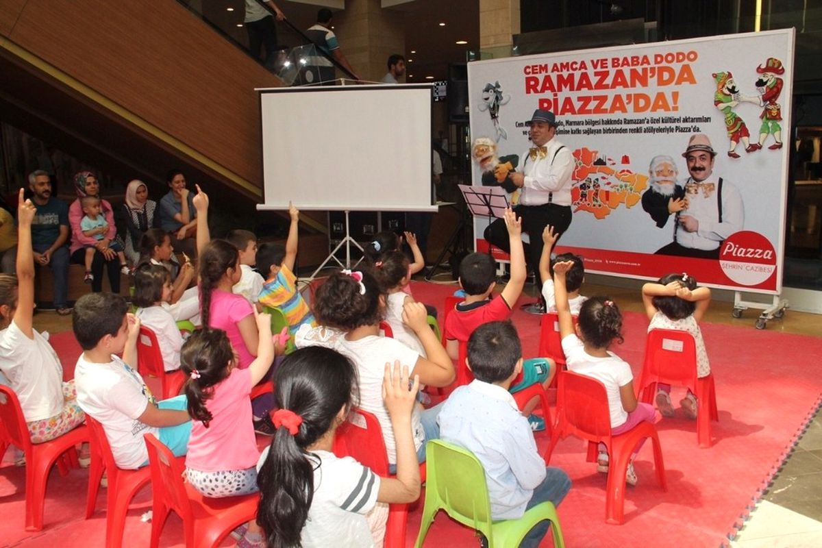 Pizza\'da Cem Amca ve Baba Dodo Gösterisi Düzenlendi