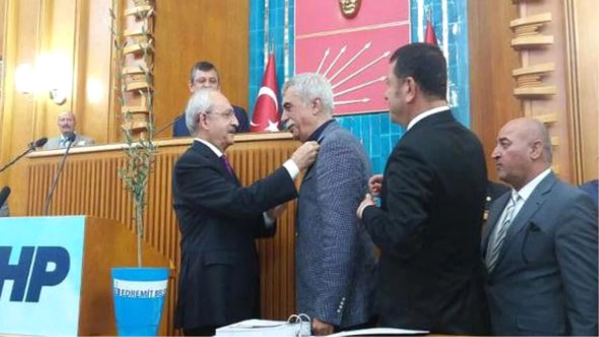 Sarp Kuray CHP Üyesi Oldu, Rozeti Kılıçdaroğlu Taktı