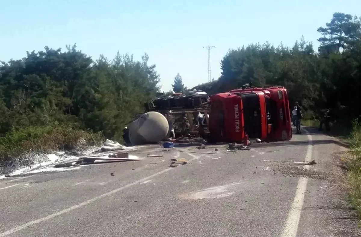 Tanker Devrildi, 25 Ton Asit Çevreye Saçıldı