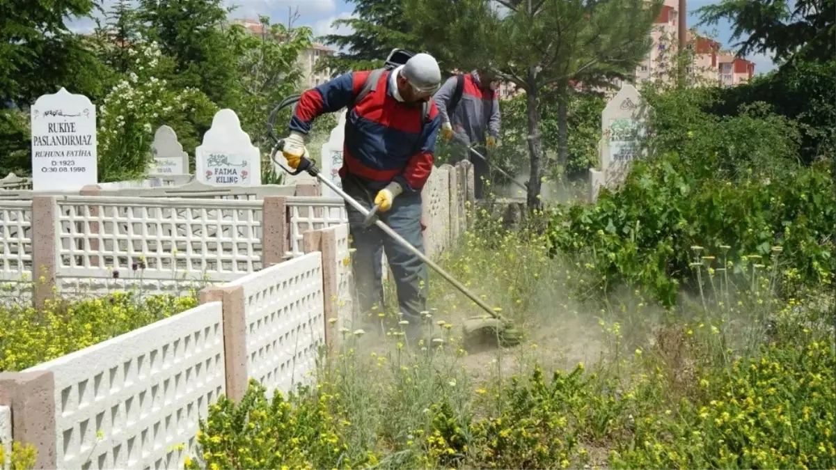 Taşlıbel ve Kaldırım Mezarlıkları Temizleniyor