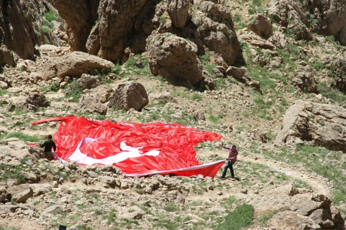 Trabzonlu Vatandaş Mehmetçiğe Moral İçin Kato Dağı\'na Türk Bayrakları Çekti