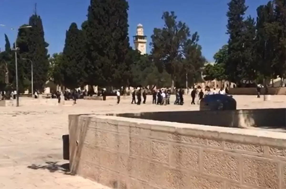 Gazze\'de Yahudi Öğrenciler El-Aksa Camii\'ni Basarak Müslümanları Taciz Etti