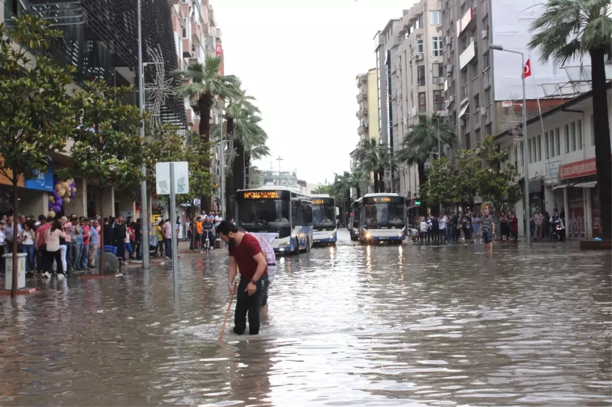 Yollar Göle Döndü, Iş Yerlerini Su Bastı