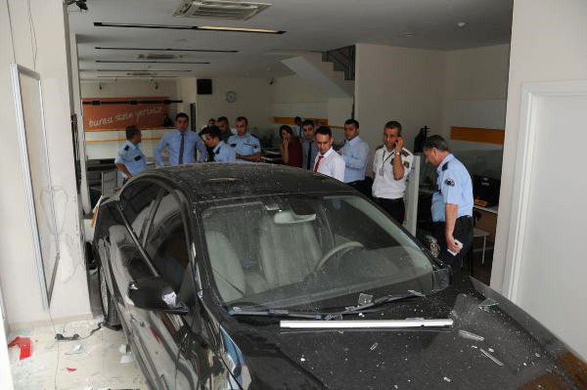 Acemi Otoparkçı Araçla Banka Şubesine Daldı