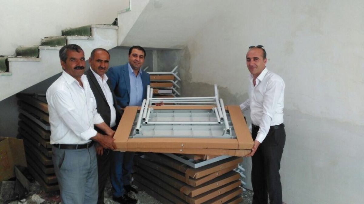 AK Parti Bahçesaray İlçe Başkanlığından Taziye Evlerine Masa ve Sandalye Yardı