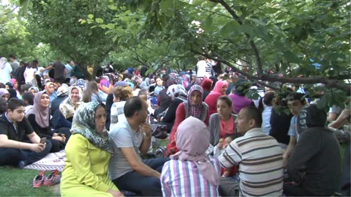 Bağcılarlı Vatandaşlar Kayısı Bahçesinde Iftar Açtı