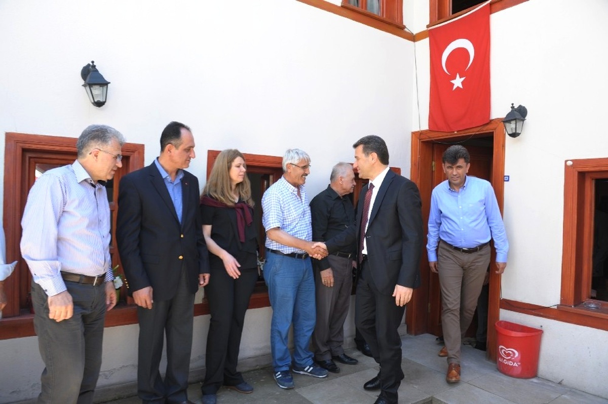 Balkan Göçmenleri Derneği\'ni Ziyaret Eden Vali Çelik\'ten Mesaj;