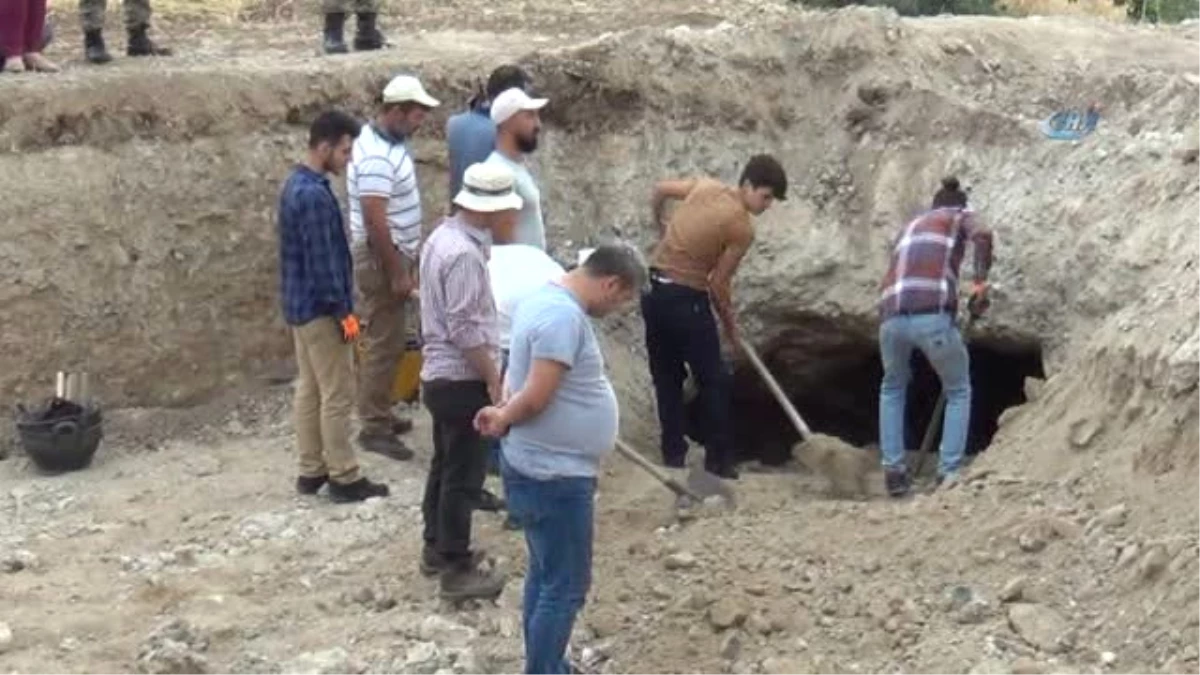 Cami İnşaatı Temelinde Lahit ve Küpler Bulundu