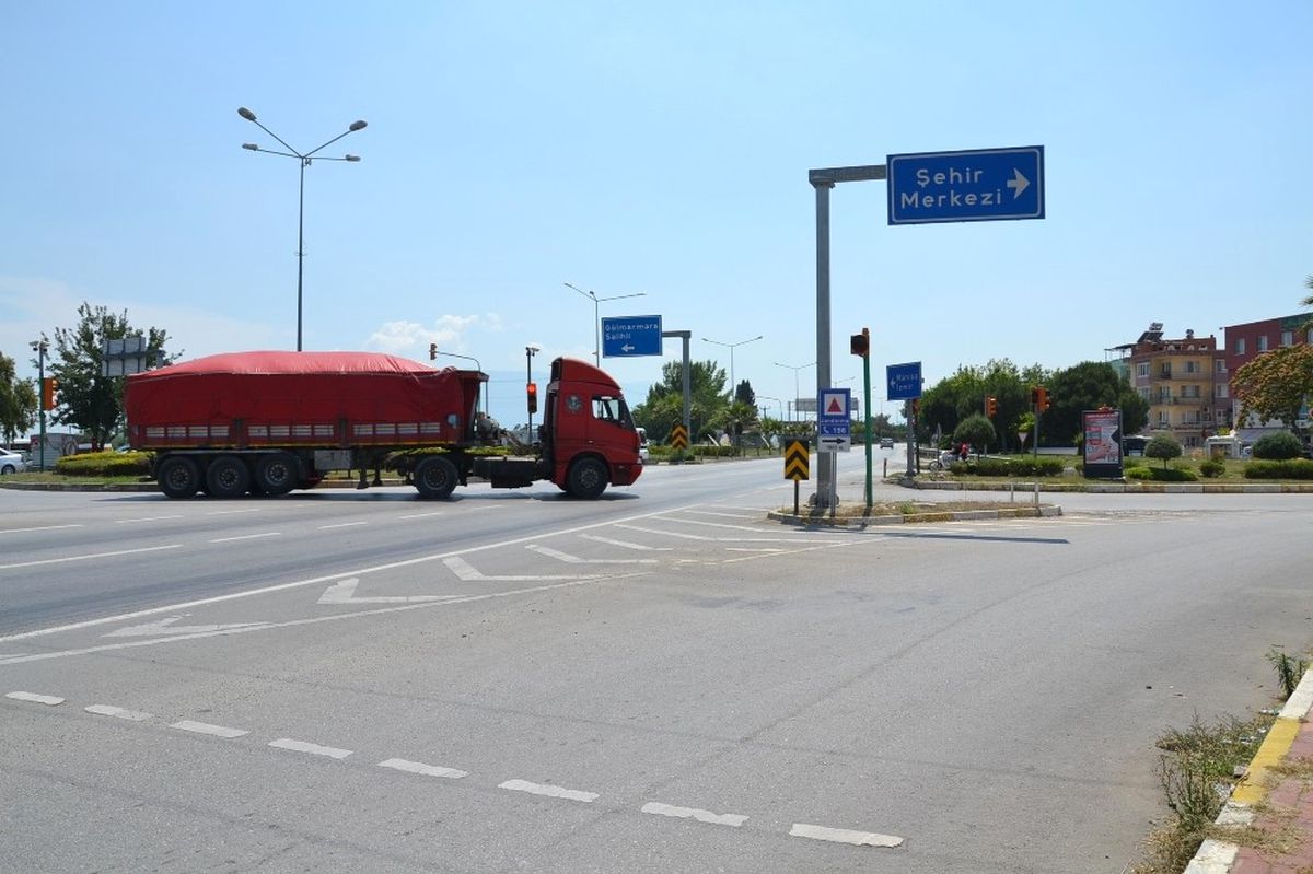 Elektrik Direğine Çarparak Durabildi: 3 Yaralı