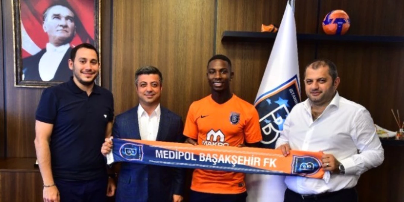 Başakşehir, Ünlü Futbolcu Elia\'ya İmza Attırdı