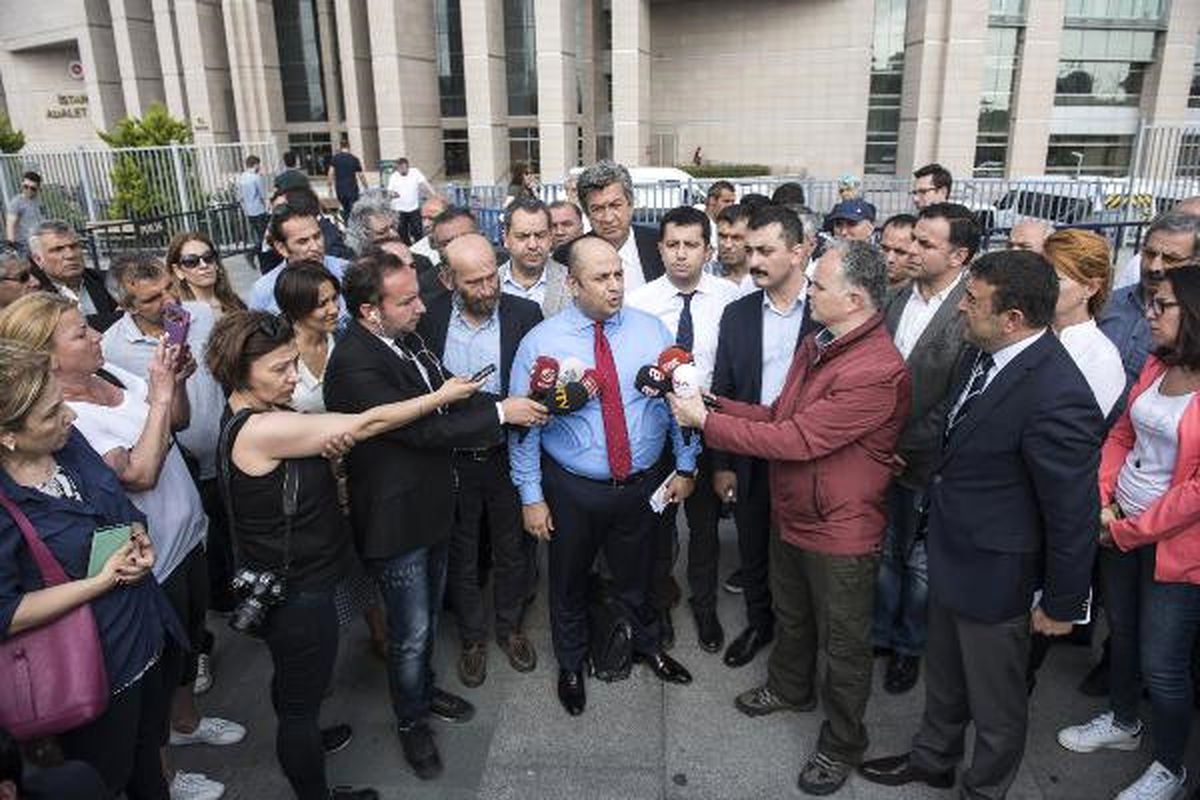 Enis Berberoğlu\'nun Avukatından Adliye Önünde Açıklama