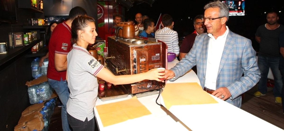 Gebzelilere İftar Sonrası Ramazan İkramları Yapılıyor