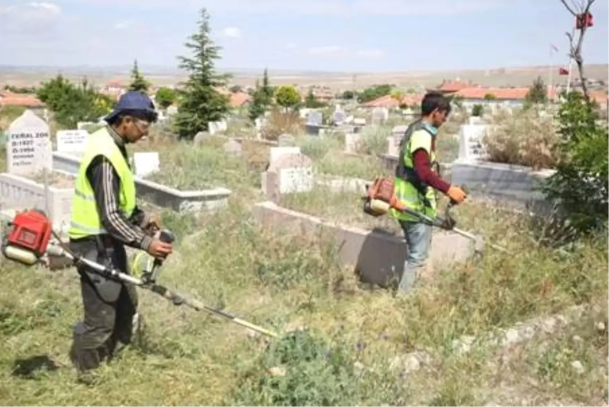 Gölbaşı\'nda Mezarlıklarda Ramazan Temizliği