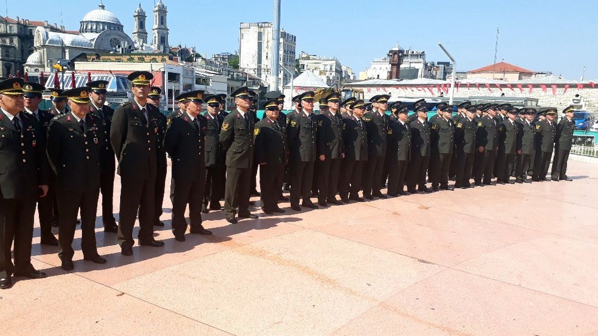Jandarma\'nın 178\'inci Kuruluş Yıl Dönümünde Taksim Cumhuriyet Anıtı\'na Çelenk Bırakıldı