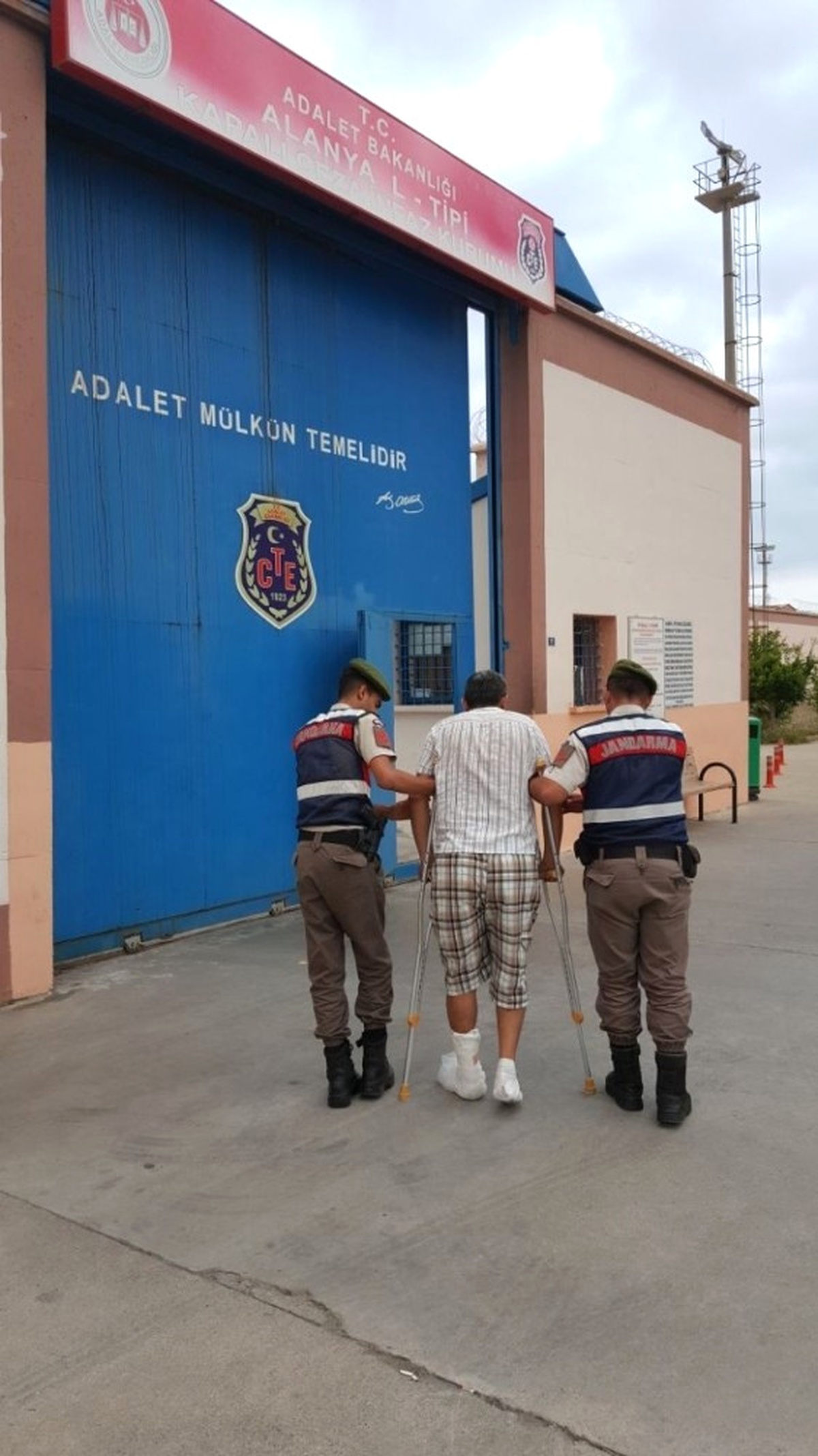 Jandarmadan Kaçmak İsterken Ayağını Kırdı