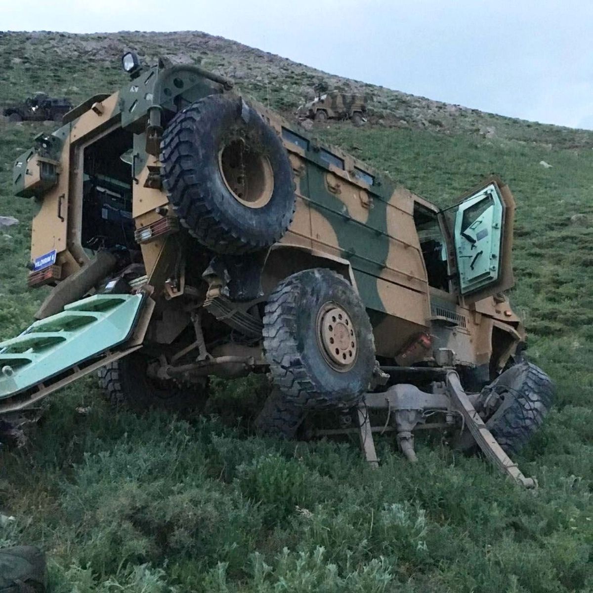 Kato\'ya Takviye Polis Taşıyan Kirpi Devrildi: 8 Yaralı
