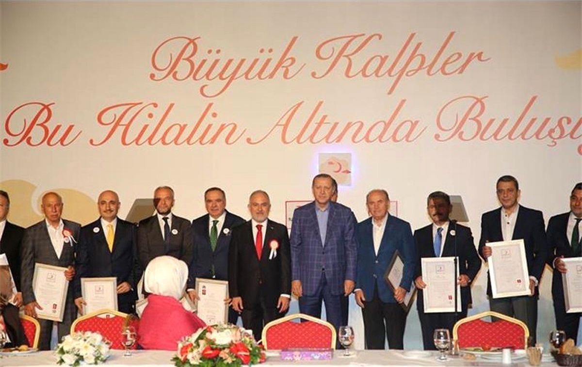 Kızılay\'dan Zeytinburnu Belediyesi\'ne Altın Madalya