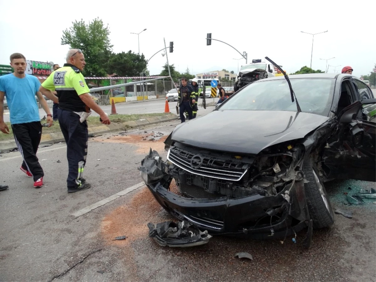 Kocaeli\'de Trafik Kazası: 4 Yaralı