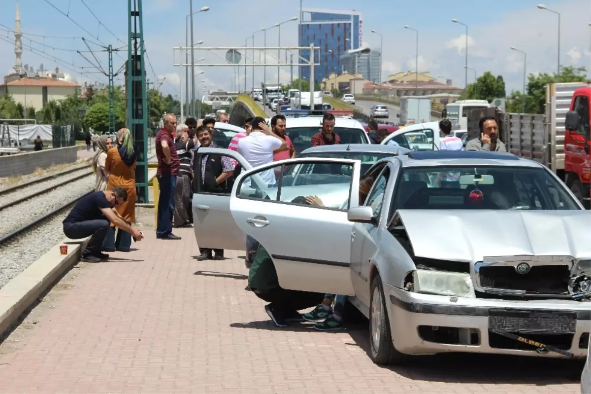 Köpeğe Çarpmamak İçin Ani Fren Yaptı, 13 Araç Birbirine Girdi