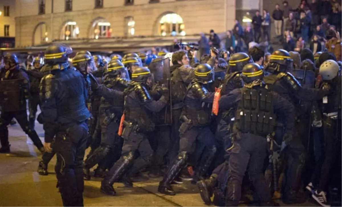 Menidi Halkı 11 Yaşındaki Marios\'un Ölümü Üzerinde Bölgedeki Durumu Protesto Etti