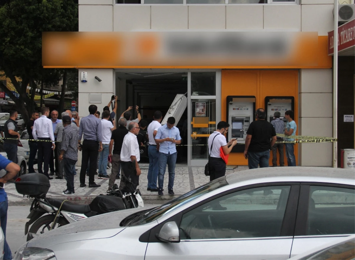 Otomobil Bankaya Girdi: 2 Yaralı