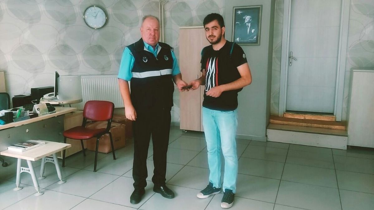 Para Dolu Cüzdanı Sahibine Teslim Etti