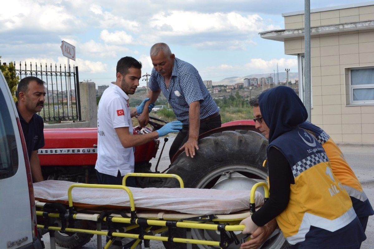 Rahatsızlanan Yaşlı Adam Traktörle Hastaneye Geldi