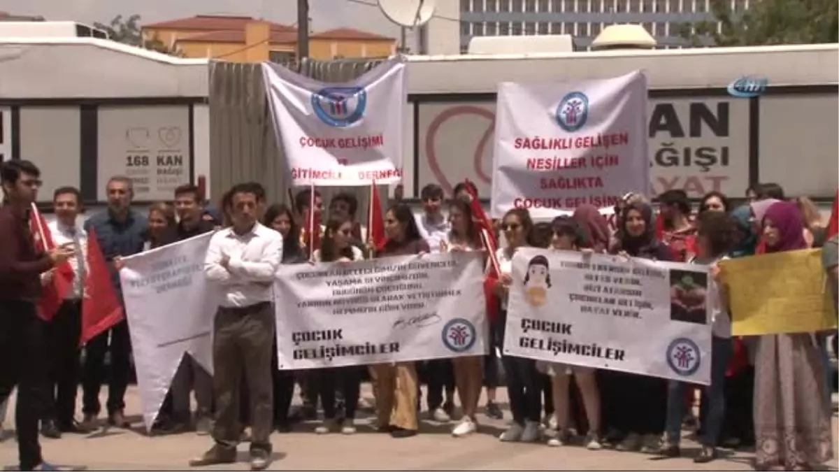 Sağlık Çalışanlarından Gelinlikli Protesto