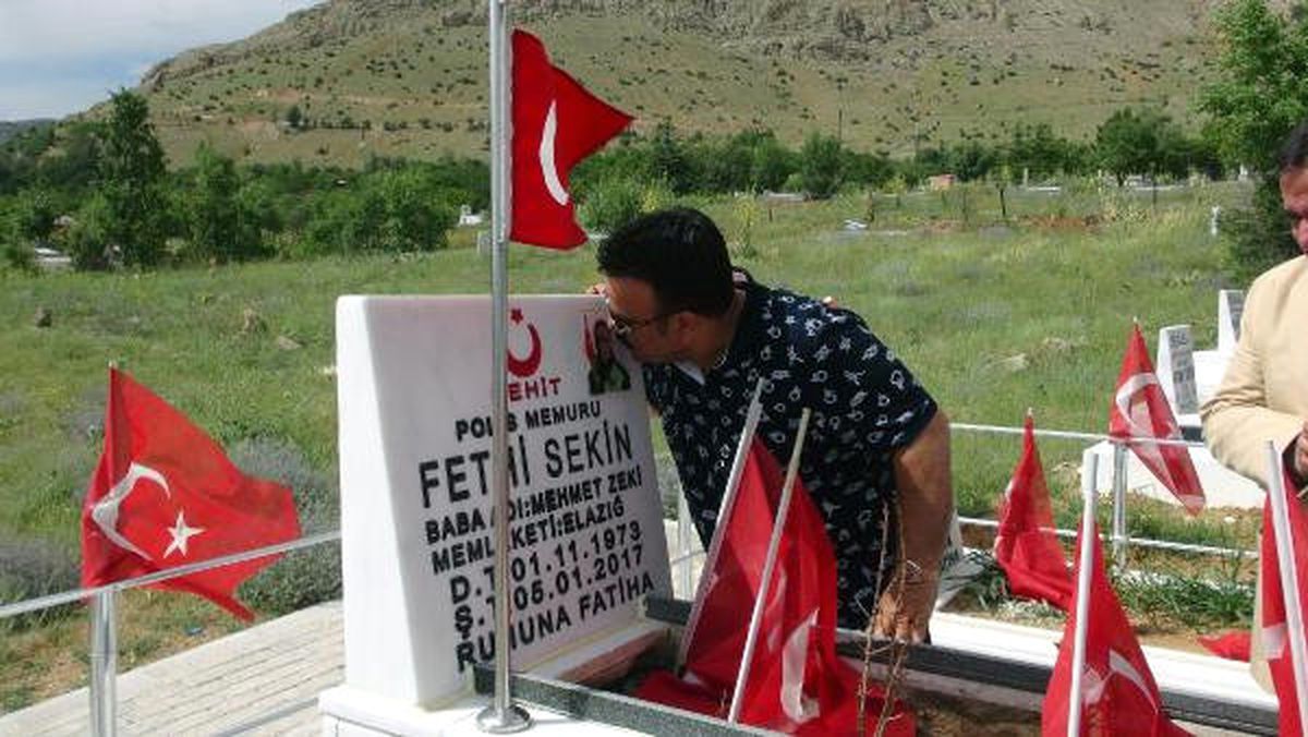 Sanatçı Bülent Serttaş, Şehit Polis Sekin\'nin Mazarını Ziyaret Etti