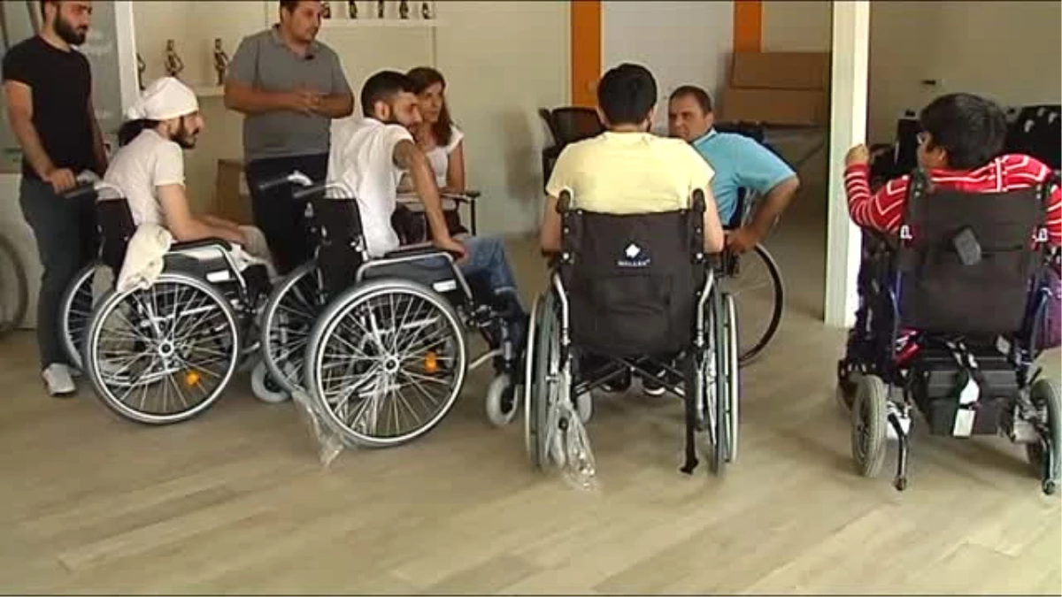 Semiha Kibar\'dan İhtiyaç Sahiplerine Tekerlekli Sandalye Bağışı