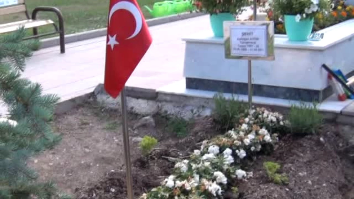 Şırnaklı Öğrenciler Şehit Tümgeneral Aydoğan Aydın Mezarını Ziyaret Etti