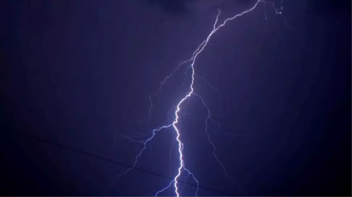 Tarlaya Yıldırım Düştü; 2 Ölü, 5 Yaralı