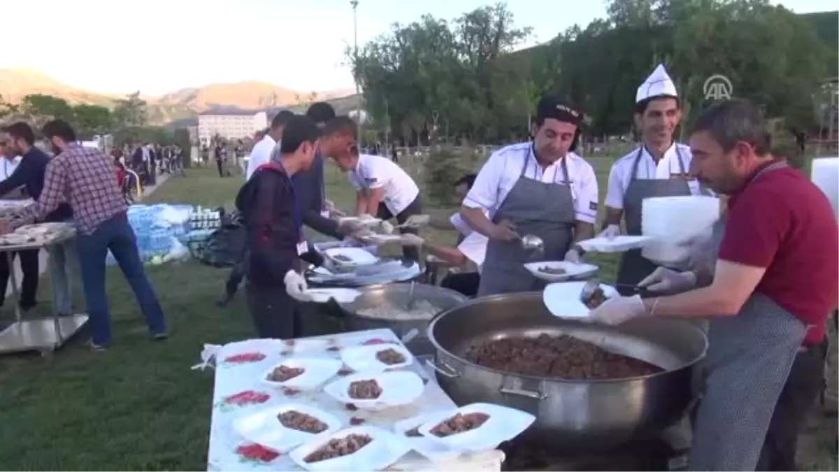 Tatvan\'da 10 Bin Kişilik Iftar Programı