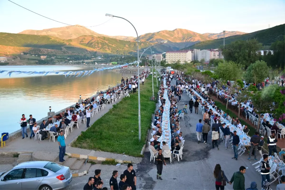 Van Gölü Sahilinde 10 Bin Kişilik Iftar Yemeği Rekoru