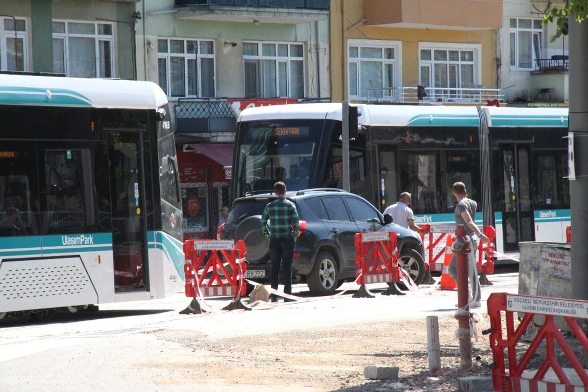 Yarın)tramvay Yoluna Park Eden Araç Test Sürüşlerini Durdurdu