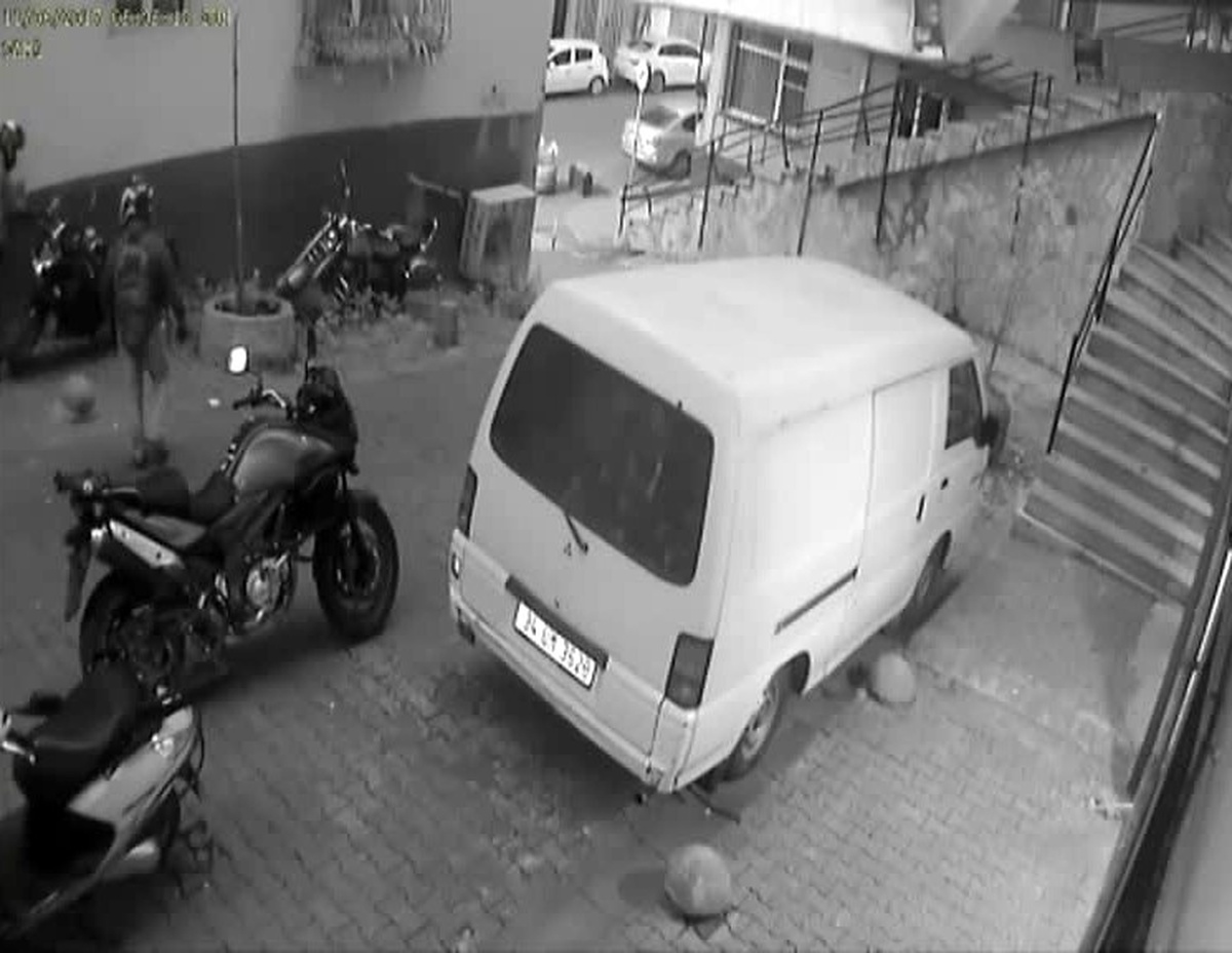 10 Bin Liralık Motosikletin Çalınma Anı Kamerada