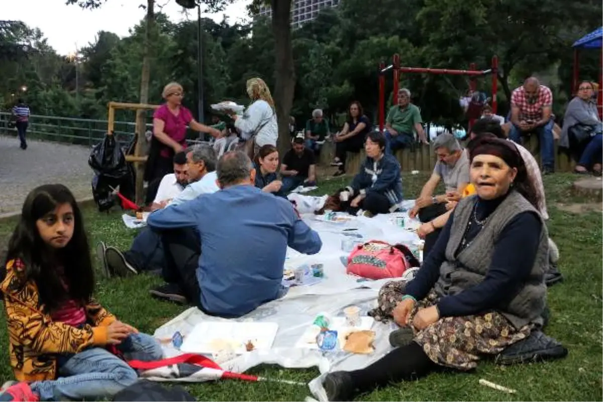 Adalet Nöbeti Tutanlara İftar Verildi