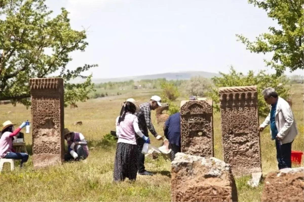 Ahlat\'taki İslam Mezarlığında Restorasyon Çalışması