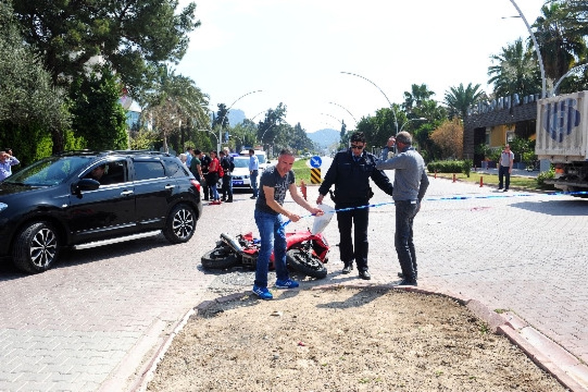 Antalya\'da İki Motosiklet Çarpıştı: 2 Yaralı